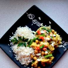 Przepis na Kurczak w sosie curry z ciecierzycą i wiosennymi warzywami