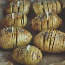 Przepis na Hasselback Potatoes czyli ziemniaki pieczone po szwedzku.