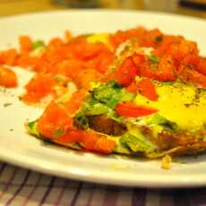 Przepis na Zapiekane jajka w tostach z pomidorami i szczypiorkiem