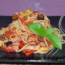 Przepis na Spaghetti w sosie pomidorowym z szynką