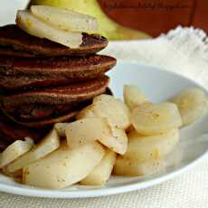 Przepis na Karobowe pancakes z cynamonowo-imbirową gruszką