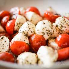 Przepis na Sałatka z mozzarellą i pomidorkami -prosta i pyszna!