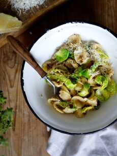 Przepis na Orecchiette carbonara z paloną brukselką