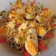 Przepis na Lunchbox - dietetyczna sałatka z łososiem i jajkiem