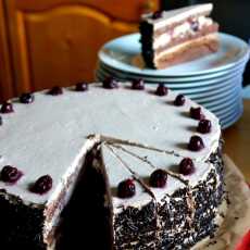 Przepis na Tort czekoladowy z masą pralinową i wiśniami w rumie