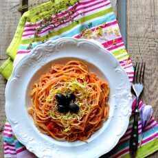 Przepis na Spaghetti Napoli z czarną oliwką i kiełkami rzeżuchy.