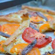Przepis na Prosta tarta z pomidorami, kozim serem i anchois 