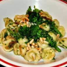 Przepis na Orecchiette z brokułem, sardelą i orzeszkami piniowymi (Orecchiete con broccoli, acciughe e pinoli)