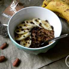 Przepis na Piernikowa owsianka z bananem, chia i ziarnami kakaowca