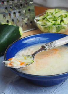 Przepis na Zupa z cukinii z domowymi kluseczkami