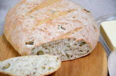 Przepis na Chleb pszenny na drożdżach z oliwkami