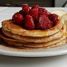 Przepis na 81. Pancakes z dżemem brzoskwiniowym, malinami i miodem