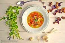 Przepis na Zupa z grzybami, marchewką i kaszą jęczmienną