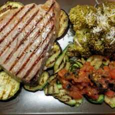 Przepis na Stek z tuńczyka na grillowanych warzywach z salsą pomidorową