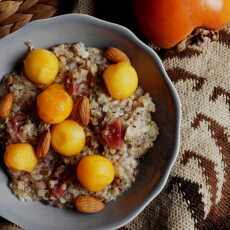 Przepis na Śniadaniowa quinoa z persymoną, suszoną papają i migdałami