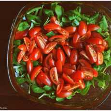 Przepis na Sałatka z roszponką, kurczakiem i suszonymi pomidorami