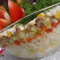 Przepis na Sałatka warstwowa z makaronem ryżowym i tuńczykiem