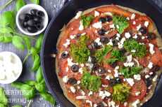 Przepis na Szybka fit pizza z patelni z oliwkami, jarmużem i serem feta