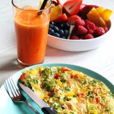 Przepis na Omlet warzywny z wędzonym łososiem - fit śniadanie