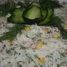 Przepis na Lekka sałatka z ryżowym makaronem i ogórkiem