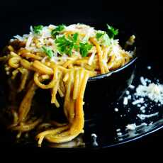 Przepis na Spaghettoni pomodoro z jarmużowym pesto i pomidorami z bazylią. BLW