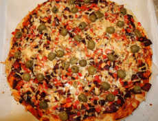 Przepis na Pizza z oscypkiem, karmelizowaną cebulą i chorizo
