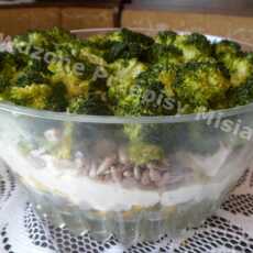 Przepis na Sałatka z brokułem i sosem czosnkowym