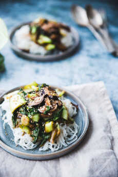 Przepis na Makaron ryżowy z pak choi i grzybami shitake