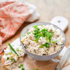 Przepis na Sałatka z tuńczykiem z ryżem i serem żółtym 