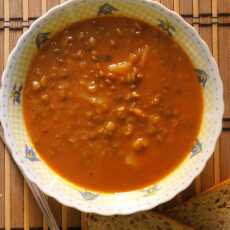 Przepis na Kokosowa zupa pomidorowa z soczewicą i ananasem