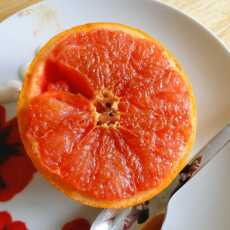 Przepis na Pieczony grapefruit z waniliowym sosem jogurtowym
