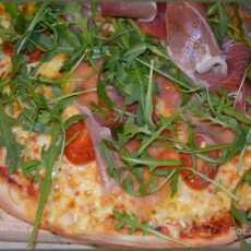 Przepis na Włoska pizza z szynką parmeńską i rukolą. Cienki spód do włoskiej pizzy. Najlepsze cienkie ciasto do pizzy