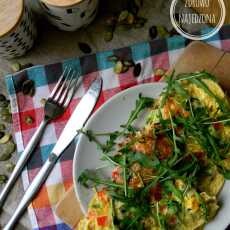 Przepis na Omlet z szynką szwarcwaldzką, lazurem, suszonymi pomidorami i szpinakiem