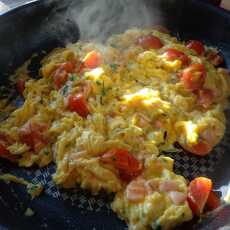 Przepis na Jajecznica z wędzonym łososiem i pomidorkami cherry