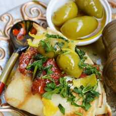 Przepis na Naleśnik z gorgonzolą, zielonymi oliwkami i suszonymi pomidorami