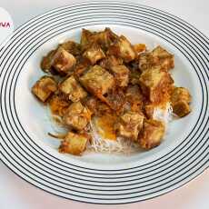 Przepis na Tofu z makaronem ryżowym i marchewką