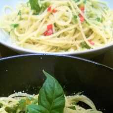 Przepis na Spaghetti z czosnkiem, pepperoni i oliwą (aglio, olio e peperoncino)