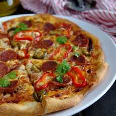 Przepis na Pizza z chorizo, papryką i serem manchego