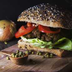 Przepis na Dietetyczny fast food, czyli wegetariański hamburger z fasoli mung, bułki pełnoziarnistej i odrobiny oleju rzepakowego.