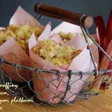 Przepis na Otrębowe muffiny z rabarbarem, jęczmiennymi płatkami na jogurcie przykryte kruszonką