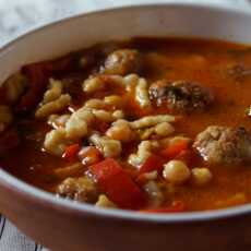 Przepis na Aromatyczna zupa z ciecierzycą, kuleczkami mięsnymi i szpeclami