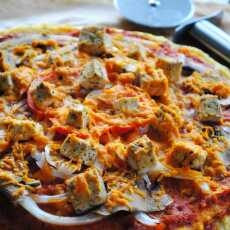 Przepis na Pizza na spodzie z polenty z domowym sosem pomidorowym (również w wersji wegańskiej)