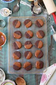 Przepis na Chocolate-Dipped Chocolate Shortbread