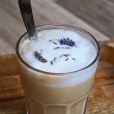 Przepis na Delikatna mleczna kawa lawendowa