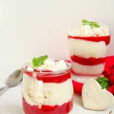 Przepis na Lekki deser jogurtowo-owocowy z bezami
