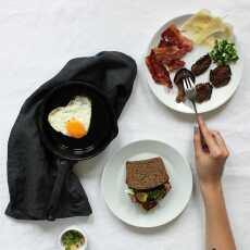 Przepis na Śniadanie do łóżka #211: Kanapka z karmelizowanymi boczniakami, chrupiącym boczkiem i jajkiem sadzonym