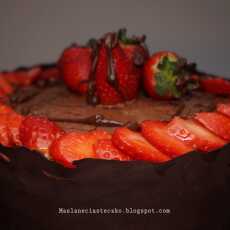 Przepis na Tort czekoladowy z kremem truflowym i truskawkami
