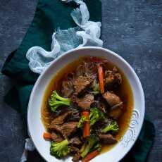 Przepis na Azjatycka zupa z polędwiczką, makaronem ryżowym i warzywami