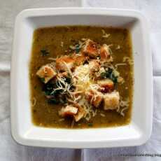 Przepis na Najukochańsza zupa cebulowa z czosnkowymi grzankami i parmezanem