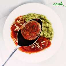 Przepis na Klopsiki w pomidorowym sosie z bazyliową kaszą jaglaną.